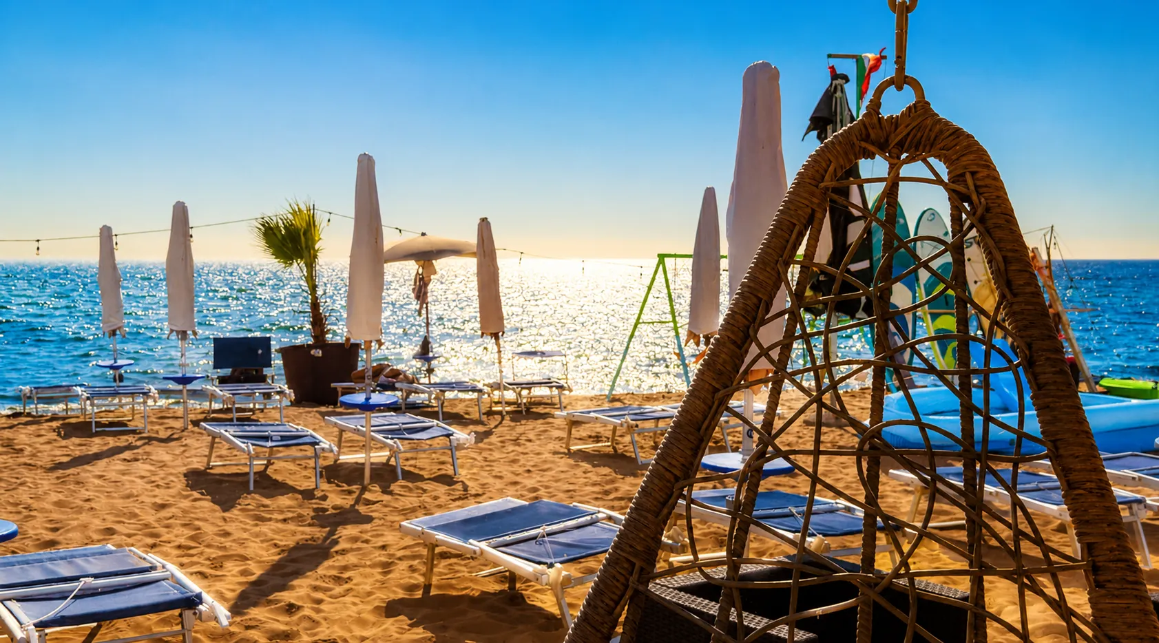 Lettini del lido Golden Beach al mattino, con le tavole SUP